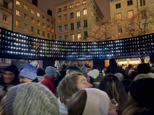 „Menschen“ auf dem Place des Célestins in Lyon © LTM/Marit Schulz