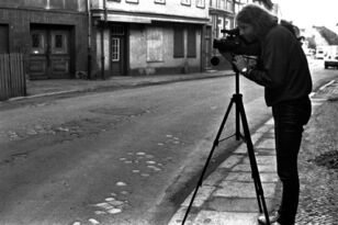 Siegbert Schefke (im Bild) und Aram Radomski dokumentieren den Zerfall der Städte in der DDR.