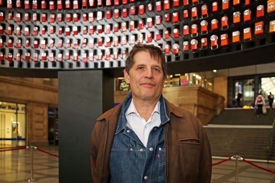 Künstler Philipp Morvan vor seiner Installation.