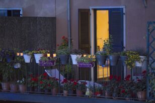 Leipziger können mit Teelichtern auf dem Balkon oder im Fenster zum Lichtfest ein Zeichen setzen.