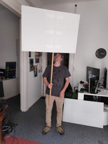 Márton Noll (Glowing Bulbs) beim Testen eines Banners