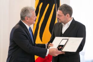 Bundespräsident Joachim Gauck überreicht Tobias Hollitzer das Bundesverdienstkreuz. Quelle: Yorck Maecke