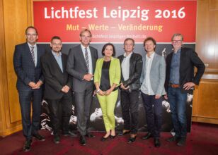 Volker Bremer, Tobias Hollitzer, Burkhard Jung, Marit Schulz, Sylvester Groth, Mario Schröder und Jürgen Meier v.l.n.r.) präsentieren das Programm zum Lichtfest Leipzig 2016. Foto: Westend-PR/Modla