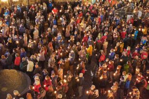 Emotionaler Moment auf dem Nikolaikirchhof: Besucherinnen und Besucher mit Kerzen Foto: LTM / PUNCTUM Esther Hoyer