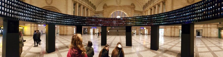 Das Projekt „Leipzig-Berlin“ feierte 2019 im Leipziger Hauptbahnhof Premiere.