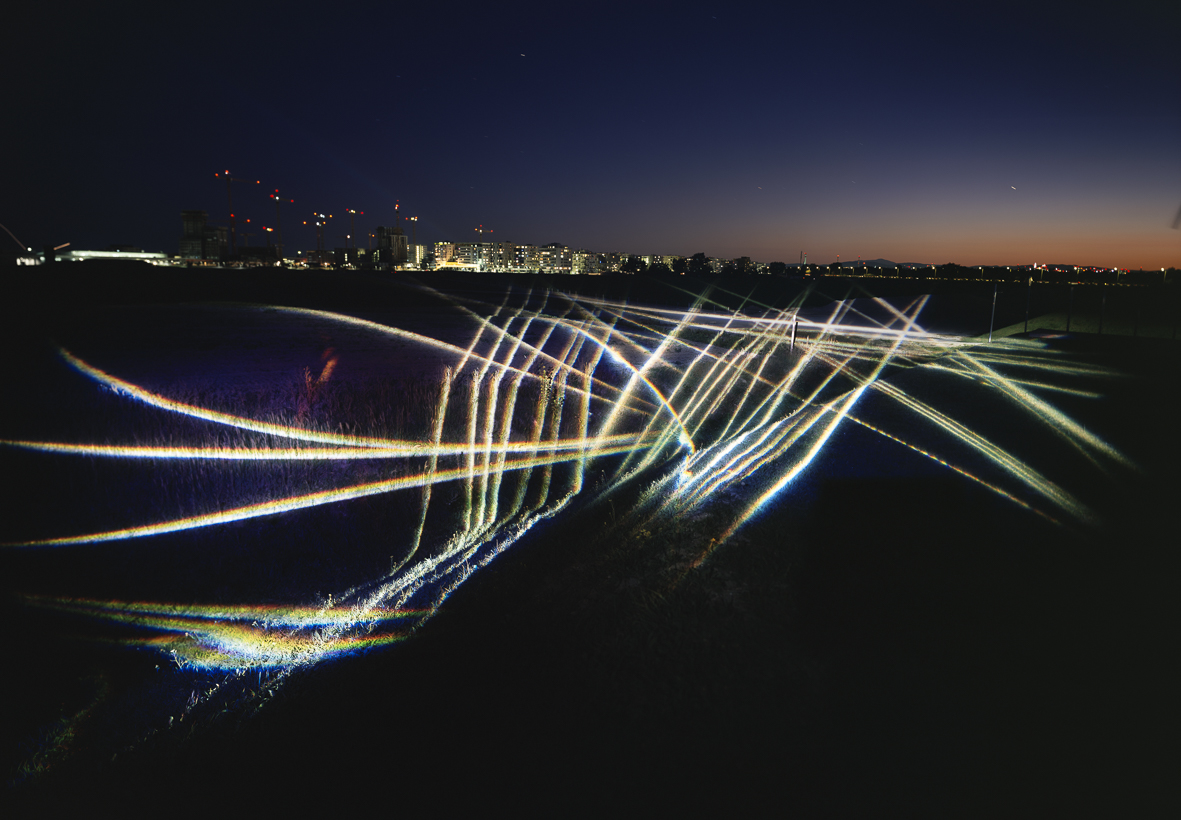 Lichtspuren der Wiener Künstlerin Victoria Coeln, wie hier in der Seestadt Aspern zu sehen, sollen beim Lichtfest 2019 Leipzig durchziehen.