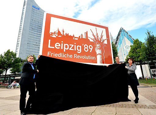 Tobias Hollitzer, Volker Bremer und Marit Schulz (v.l.) enthüllen das neue Autobahnschild. Quelle: Dieter Grundmann/Westend-PR