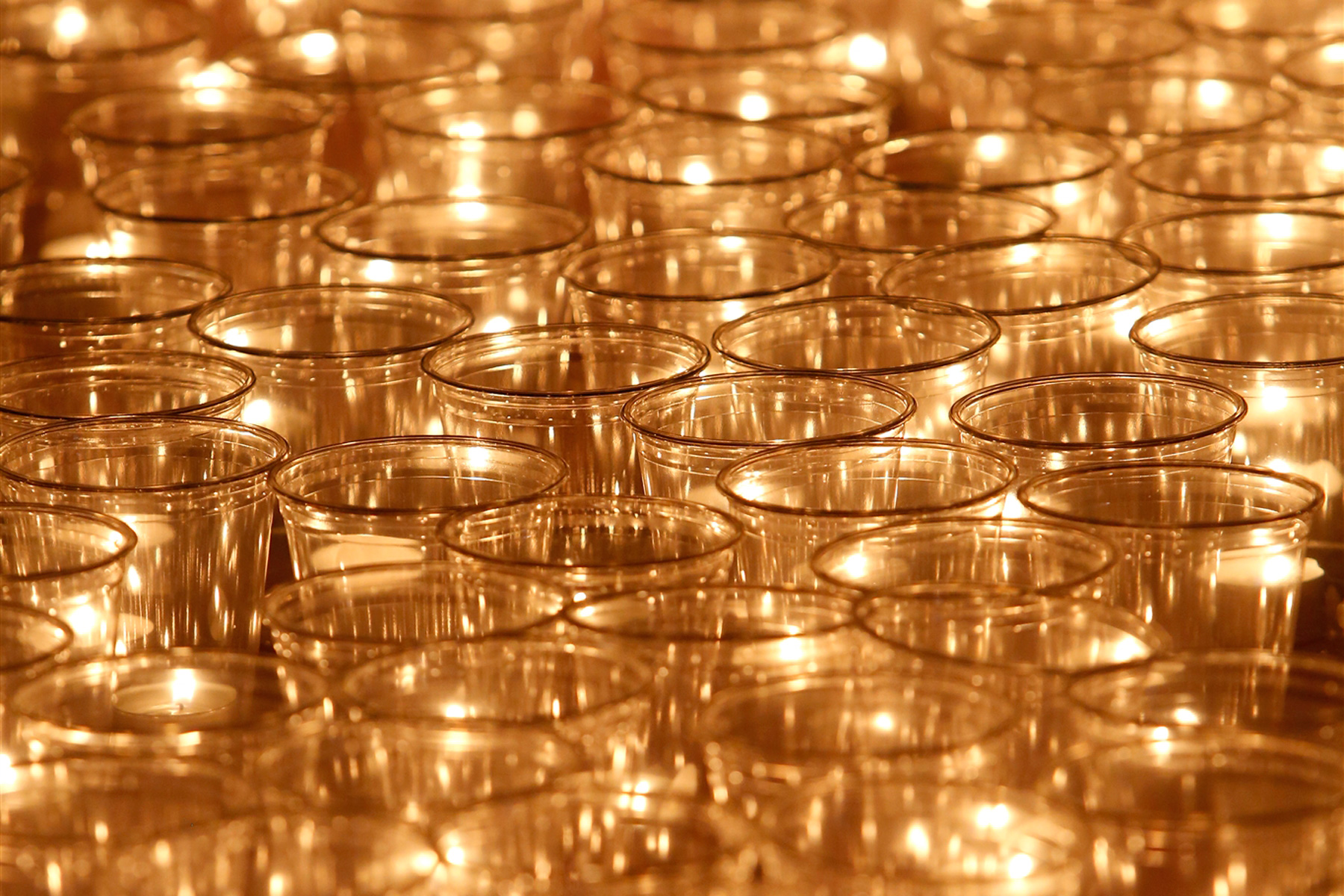 Bürgerinnen und Bürger, aber auch Firmen und Institutionen können eine Kerzenpatenschaft für das Lichtfest abschließen.
