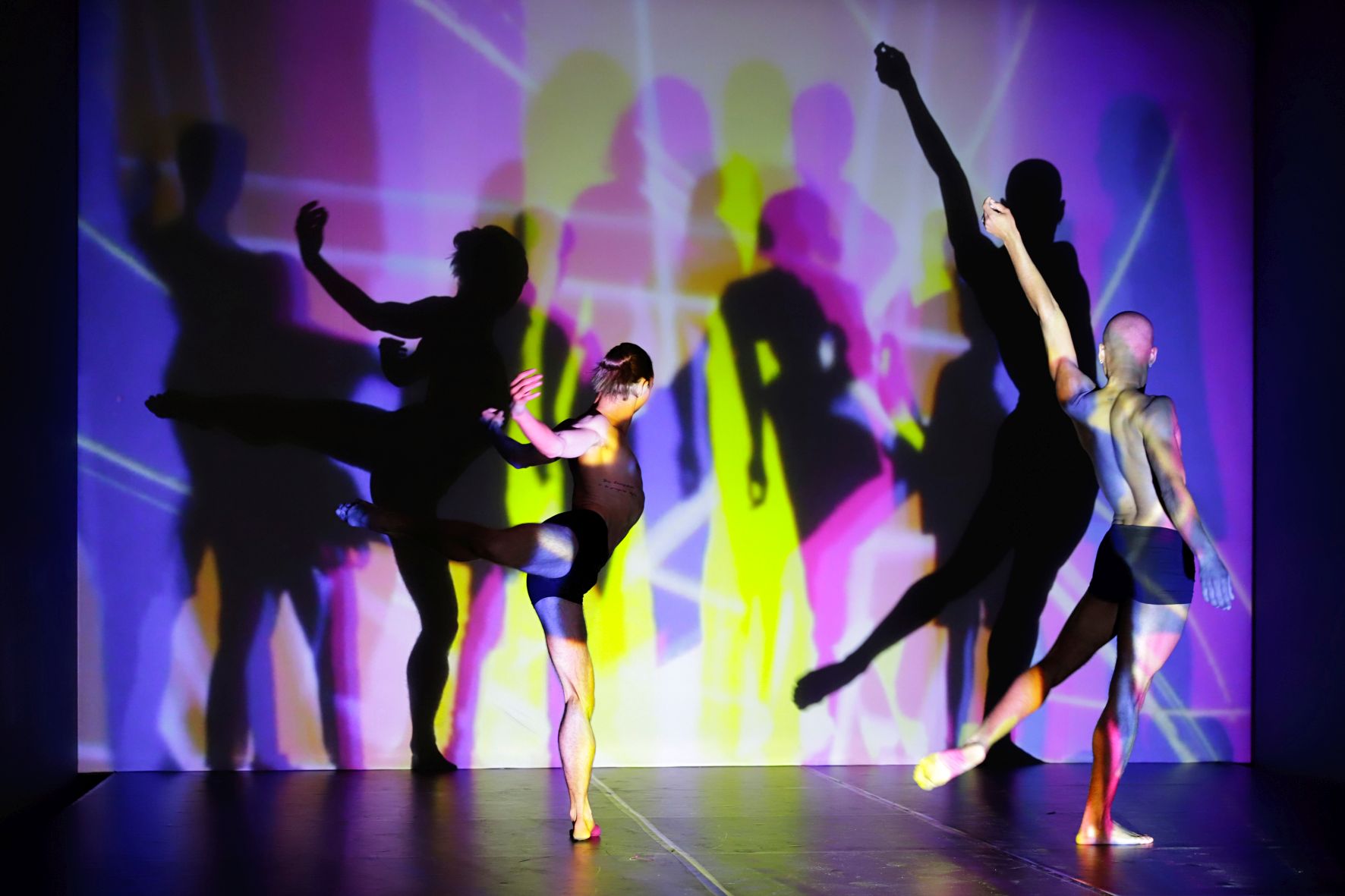 Tänzerinnen und Tänzer des Leipziger Balletts – hier bei einer Probe im Lichtstudio - performen zur Eröffnung des Lichtraums 3. Foto: PUNCTUM/Alexander Schmidt