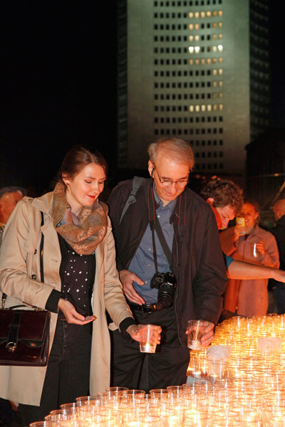 Lisa Renner vom Städtepartnerschaftsverein und Richard Varr aus Houston am Kerzenpodest. Foto: LTM/Punctum/Alexander Schmidt