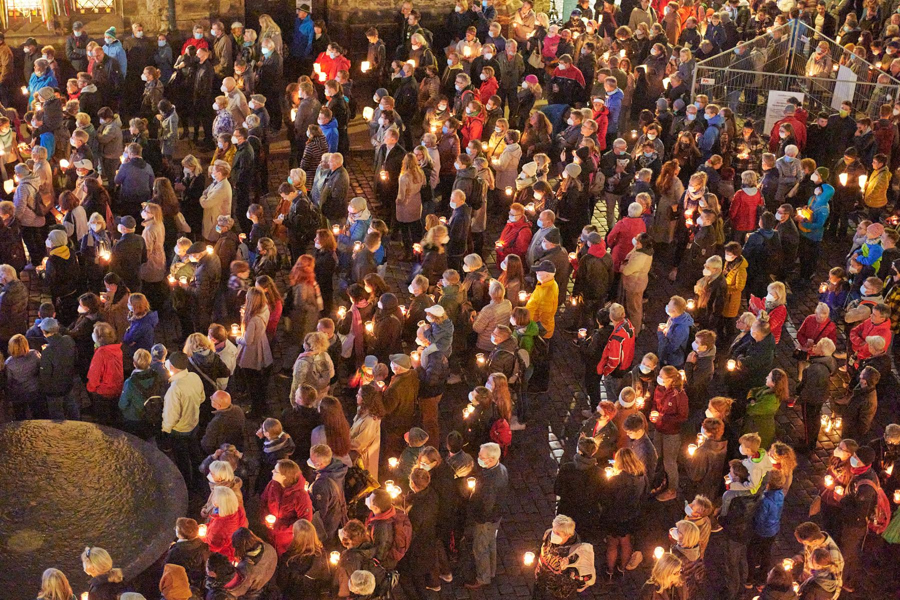 Emotionaler Moment auf dem Nikolaikirchhof: Besucherinnen und Besucher mit Kerzen Foto: LTM / PUNCTUM Esther Hoyer