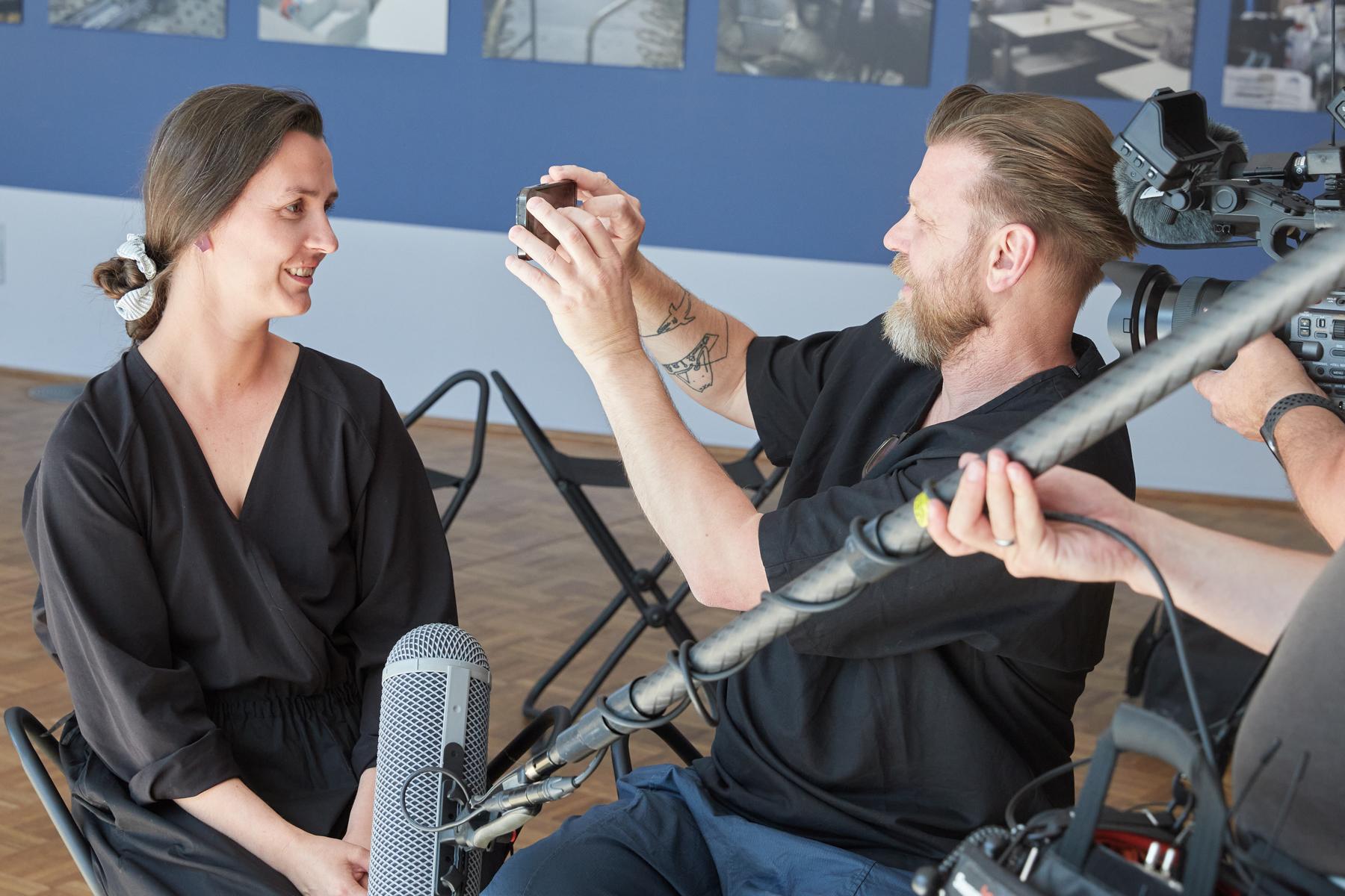 Robert Sochacki und Wera Morawiec zeigen, wie einfach es ist, seinen Augen-Blick für das Lichtfest zu senden.