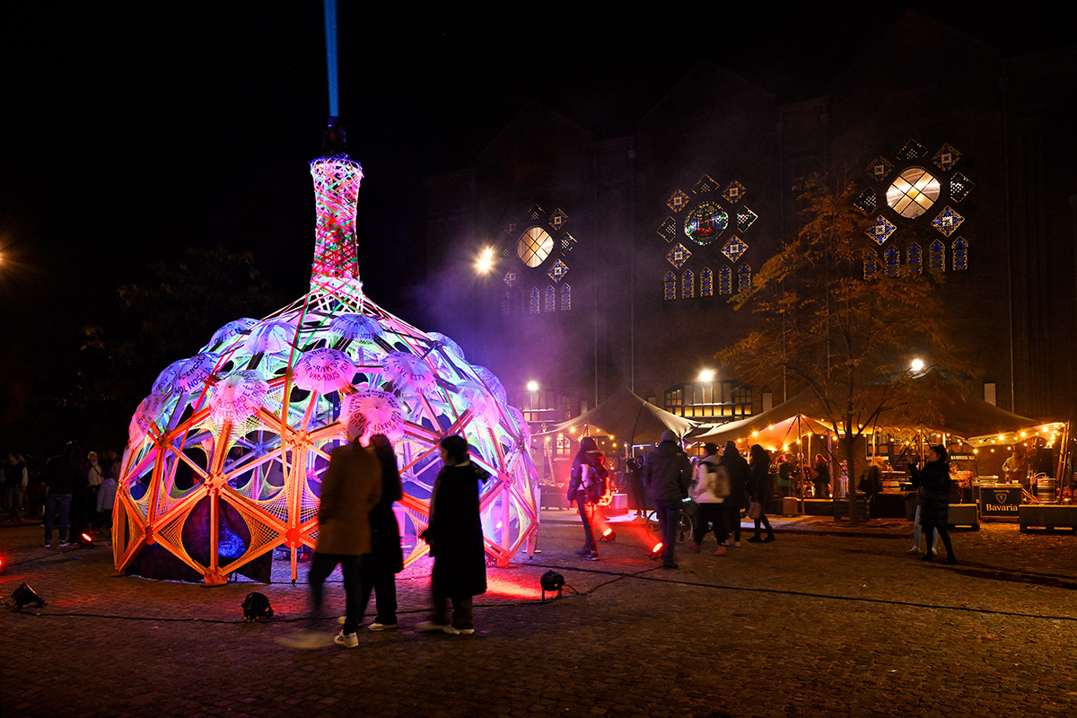 Beim Glow-Festival in Eindhoven: Schirme mit Freiheitsbotschaften aus Leipzig © Bart van Overbeeke