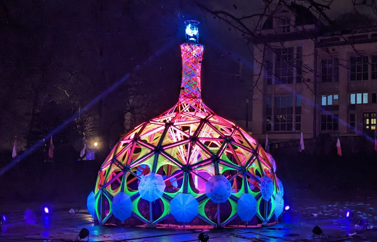 Lichtskulptur Beacon of Hope leuchtet bei Nacht in Brüssel